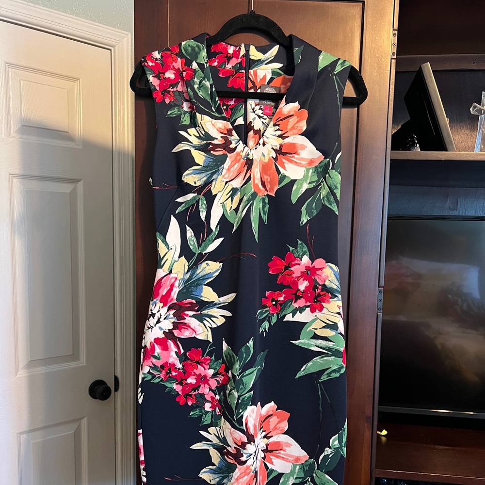 Vince Camuto shapely sheath. - Picture 2 of 3